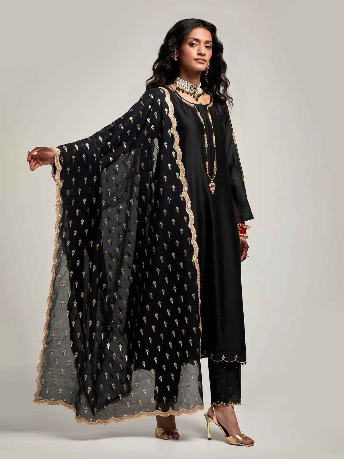 Zari Motifs Dupatta With Lace