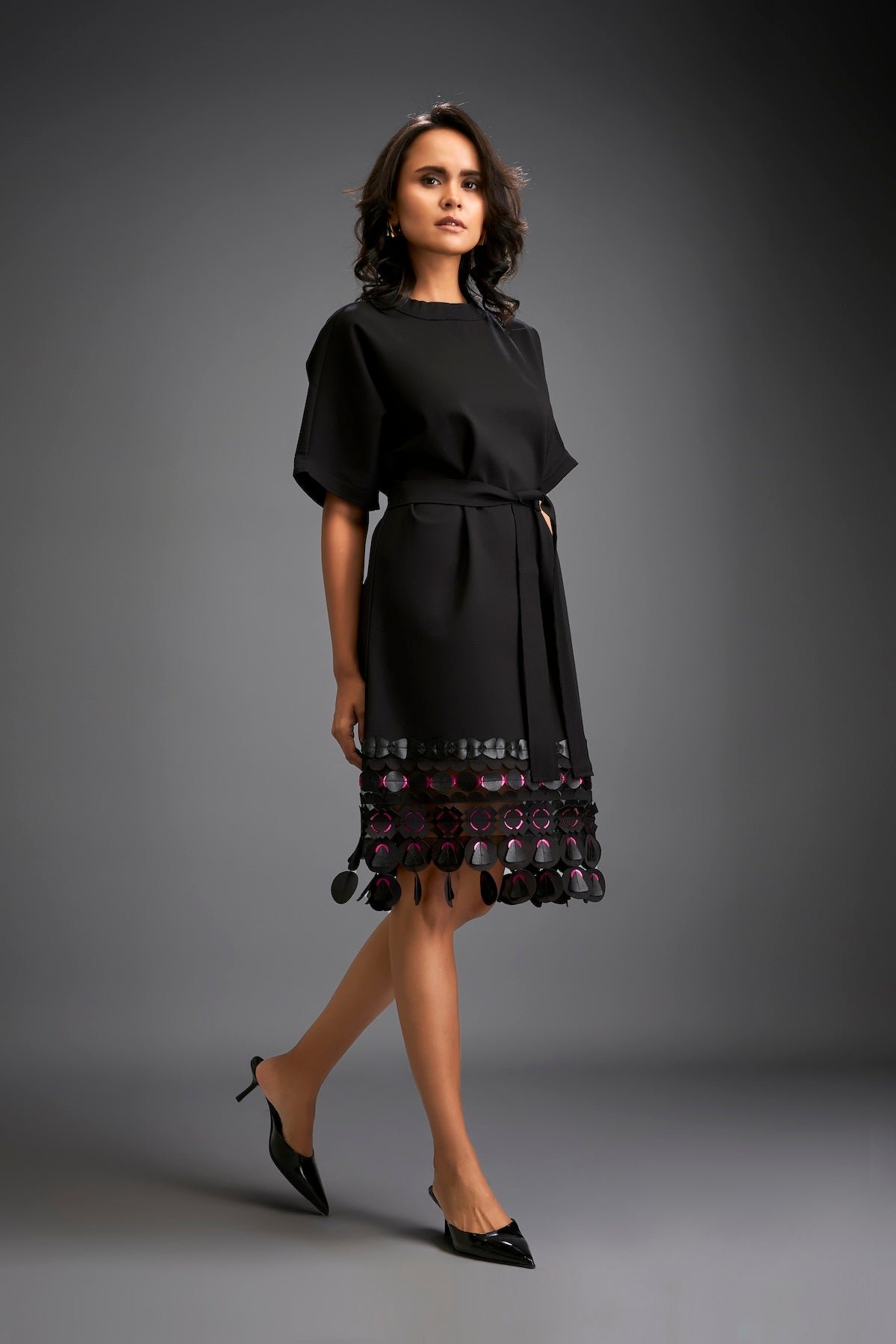 Dress With Belted Waist And Metallic Geometric Hemline
