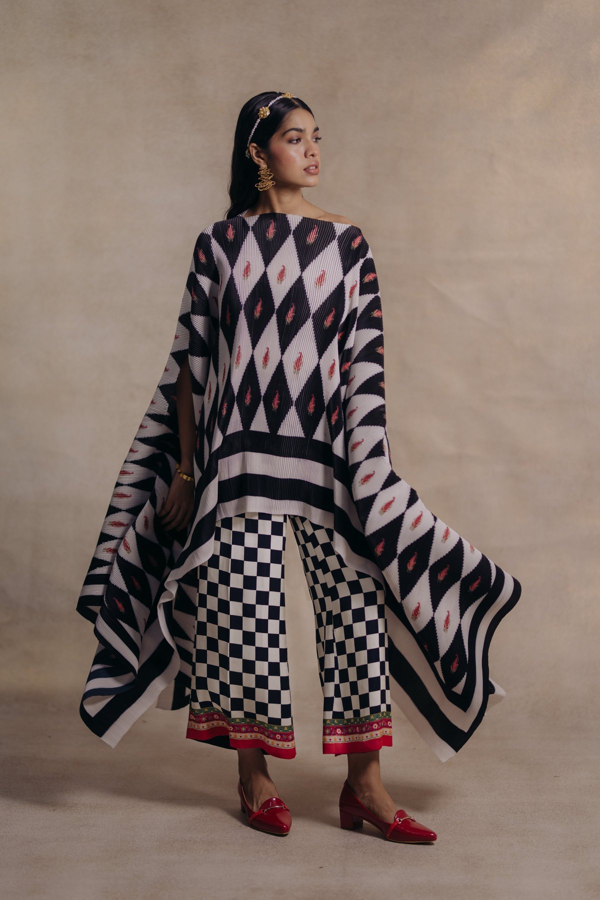 Black and White Printed Pleated Satin Cape