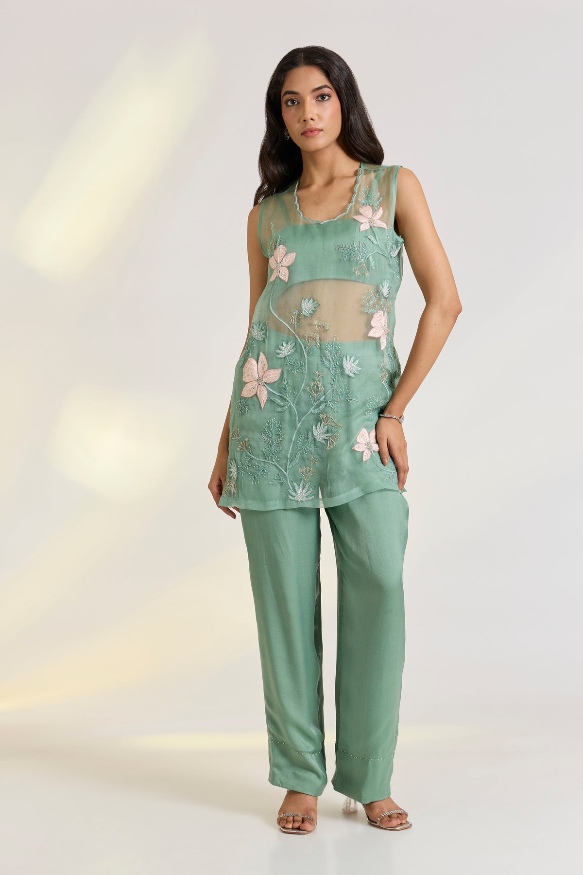 Vire Embroidered Set
