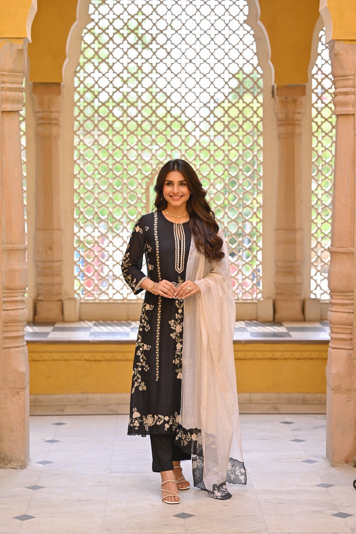 Soha Ali Khan in Black and Off White Placement Print Muslin Suit with Scallope Border-SET OF-3