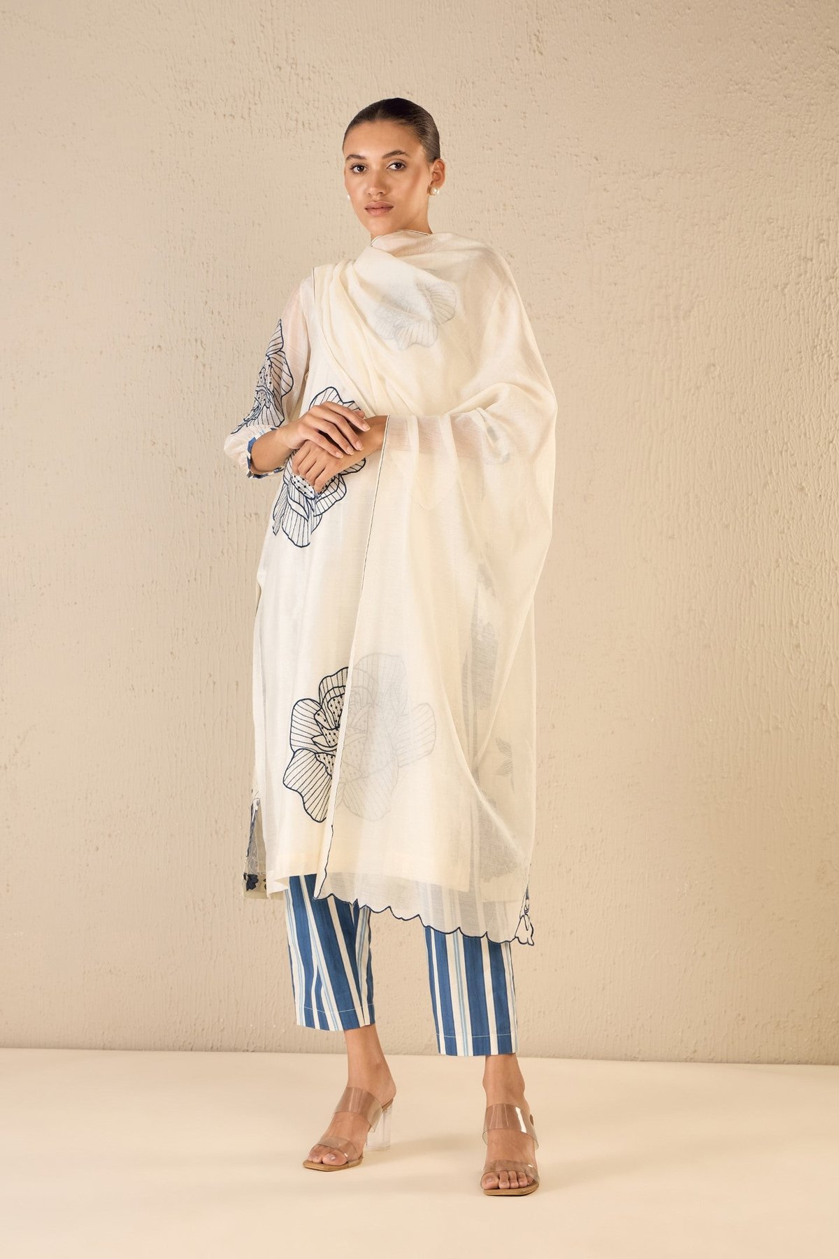 Rose Ballad: Ivory Dupatta With Red Rose Scallop