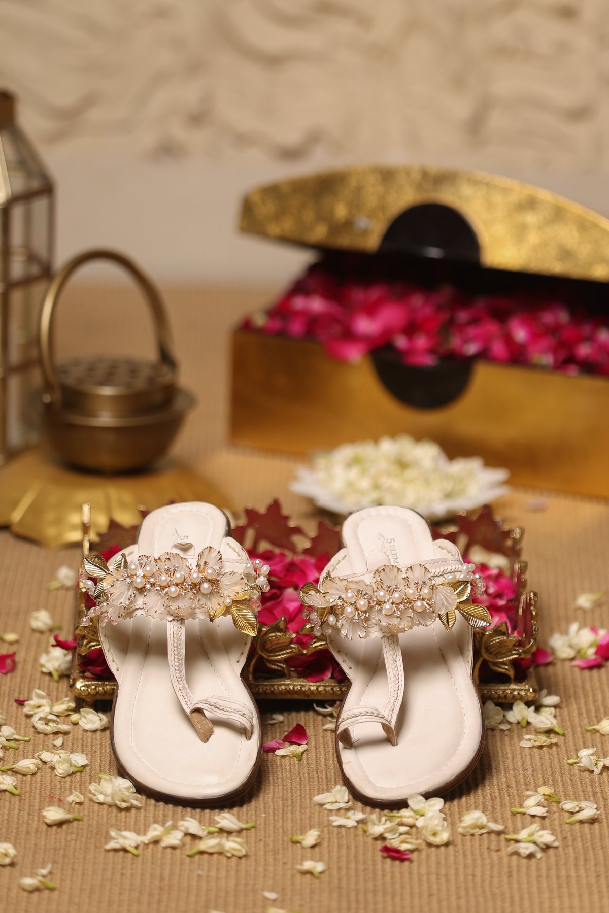 Noorza White Kolhapuri