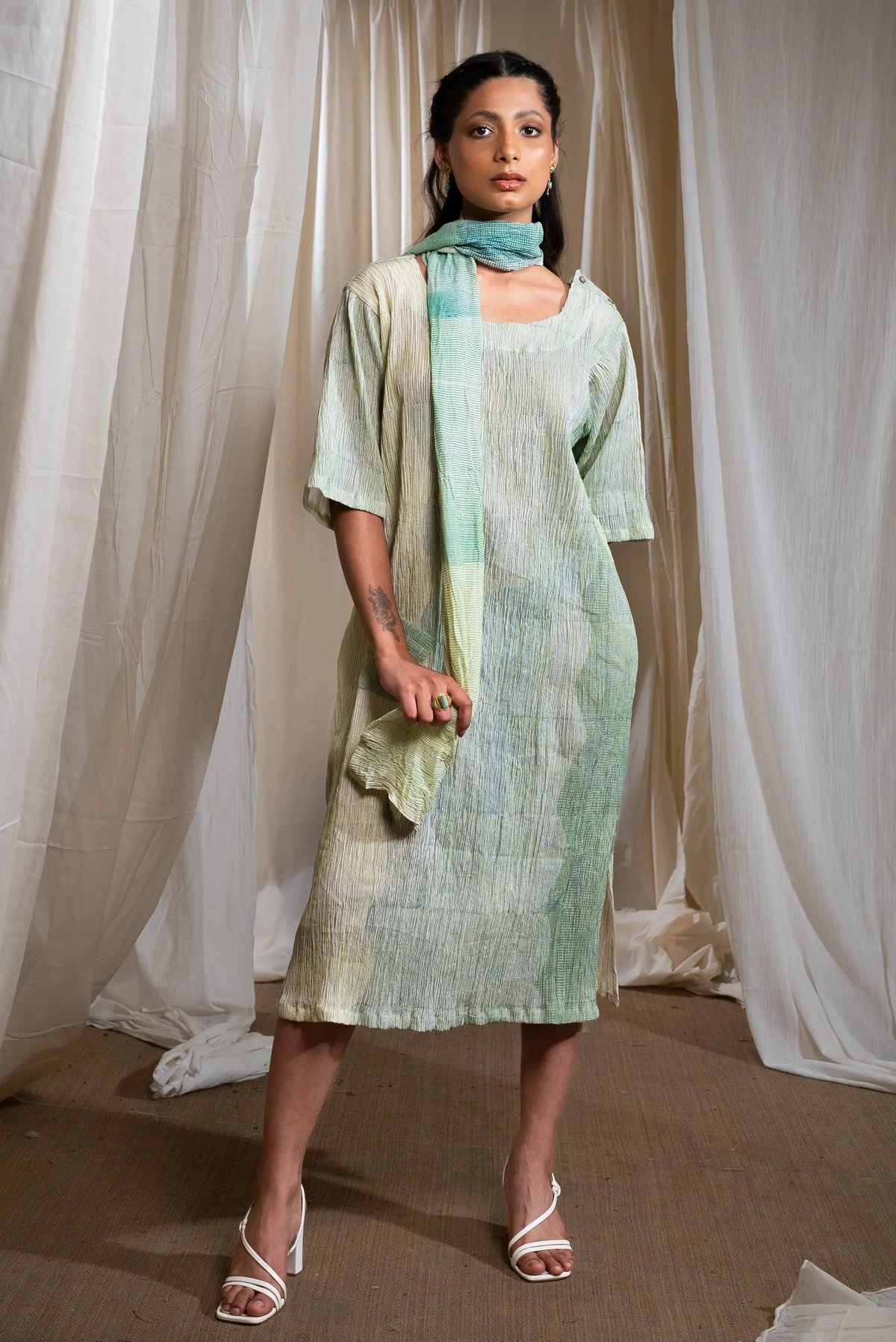 Crinkled Texture Dress With Stole