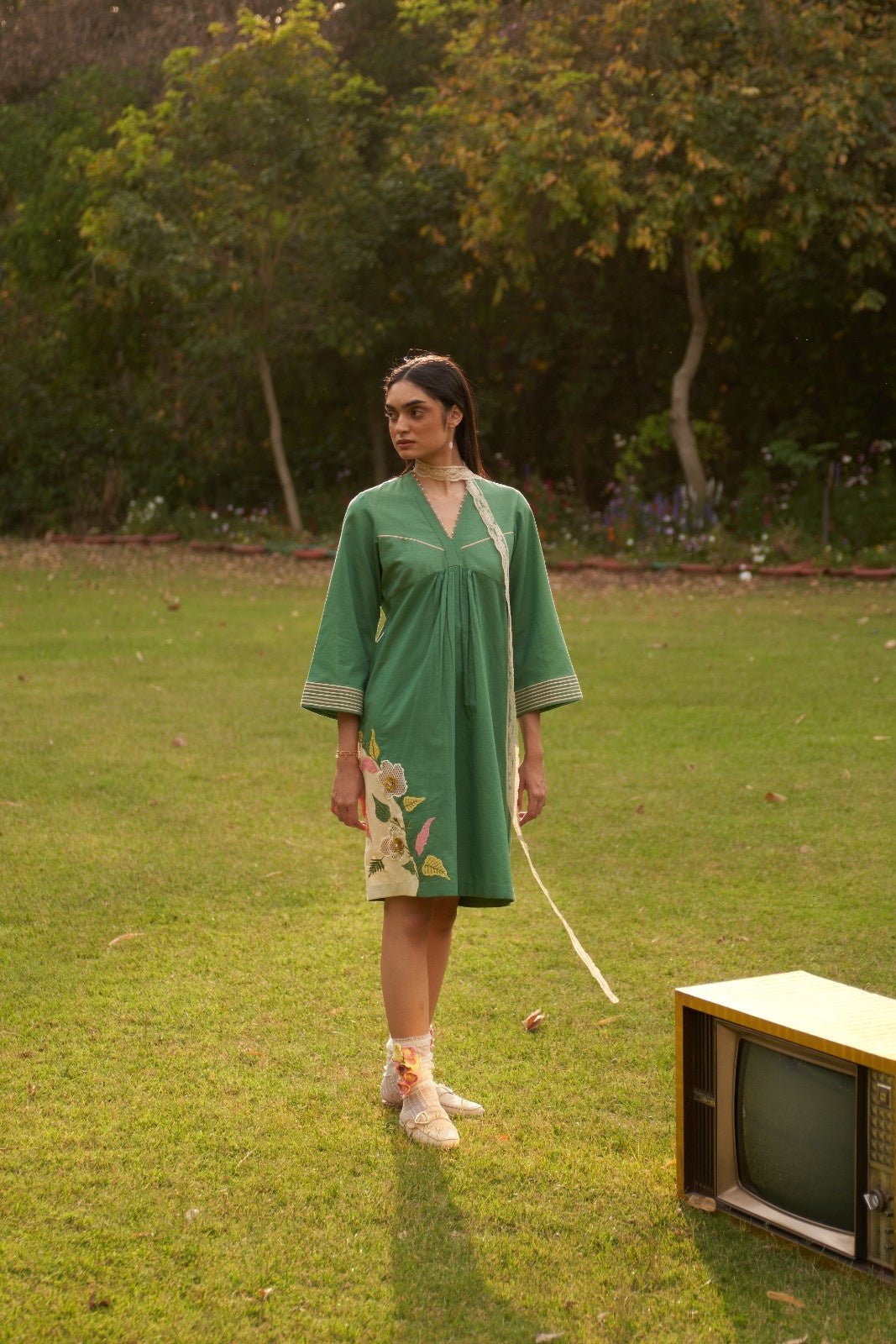 Green Knee-Length Applique Linen-Cotton Blend Dress