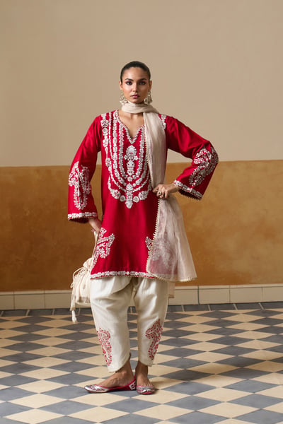Surkh Sitaara Kurta Set