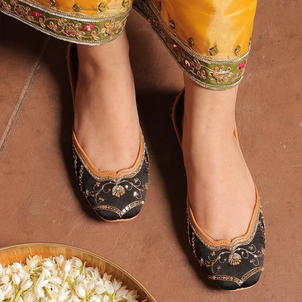 Kala Shah Kala Jutti (Black Juttis) — House of Vitti India