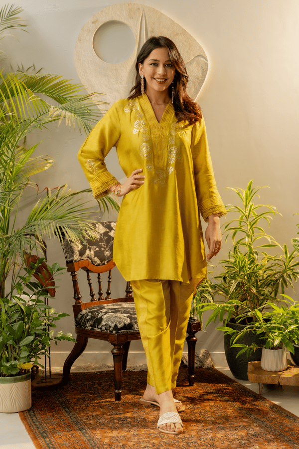 Rounded Set with Embroidered V-Neck — Omi Clothing