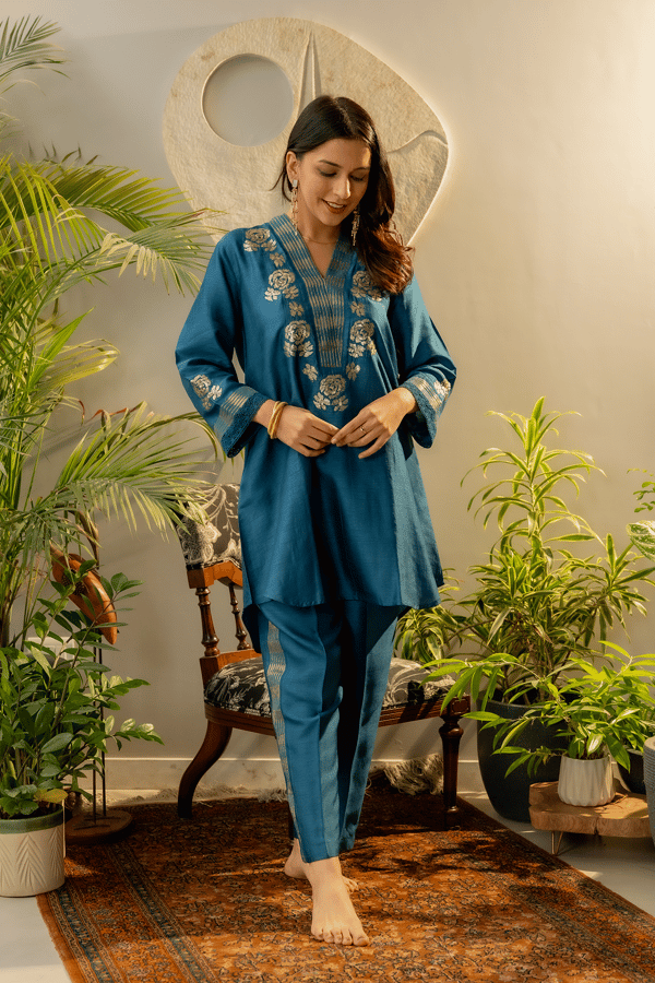 Rounded Set with Embroidered V-Neck — Omi Clothing
