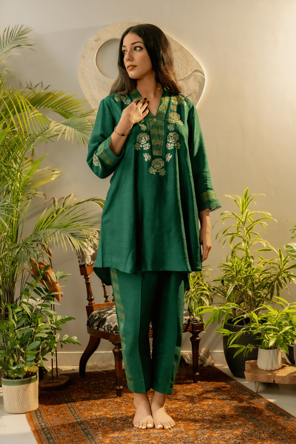 Rounded Set with Embroidered V-Neck — Omi Clothing