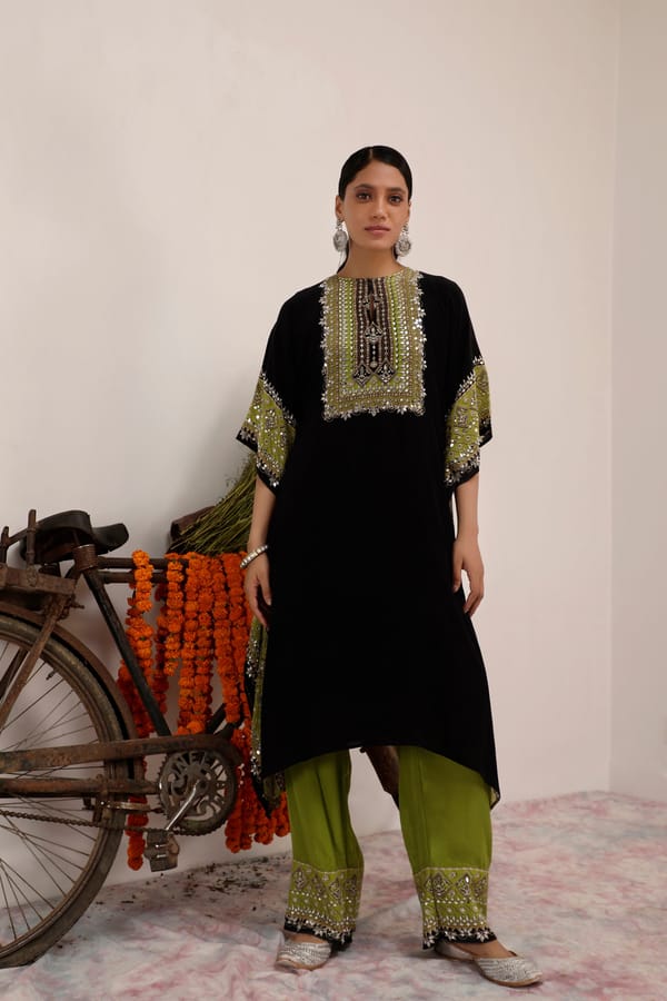 Black and Green Crepe Kaftan Kurta Set with Pants — Surkh Syahi