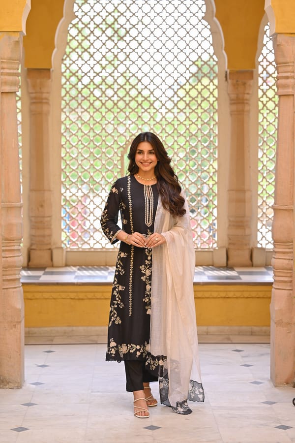 Soha Ali Khan in Black and Off White Placement Print Muslin Suit with Scallope Border-SET OF-3 — MAHEE JAIPUR