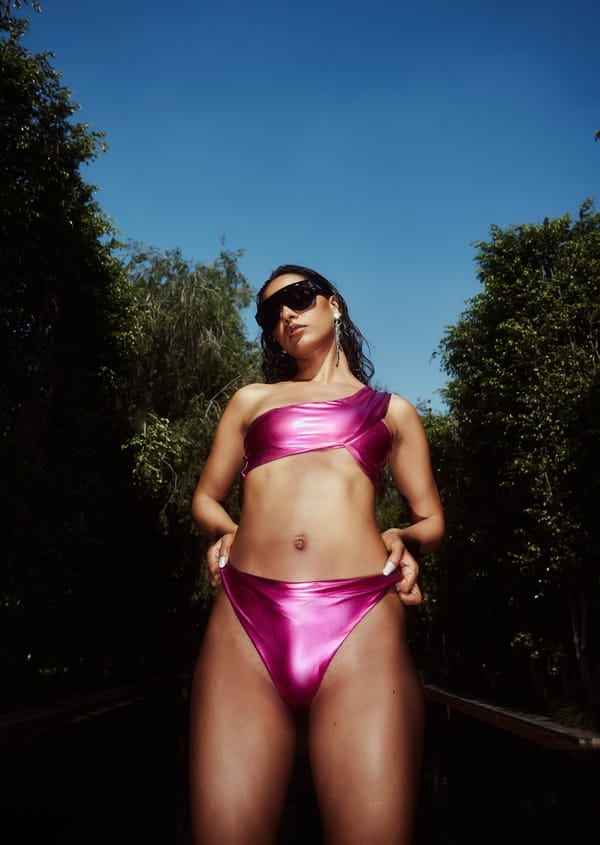 Love Me Buttom — IT Girl