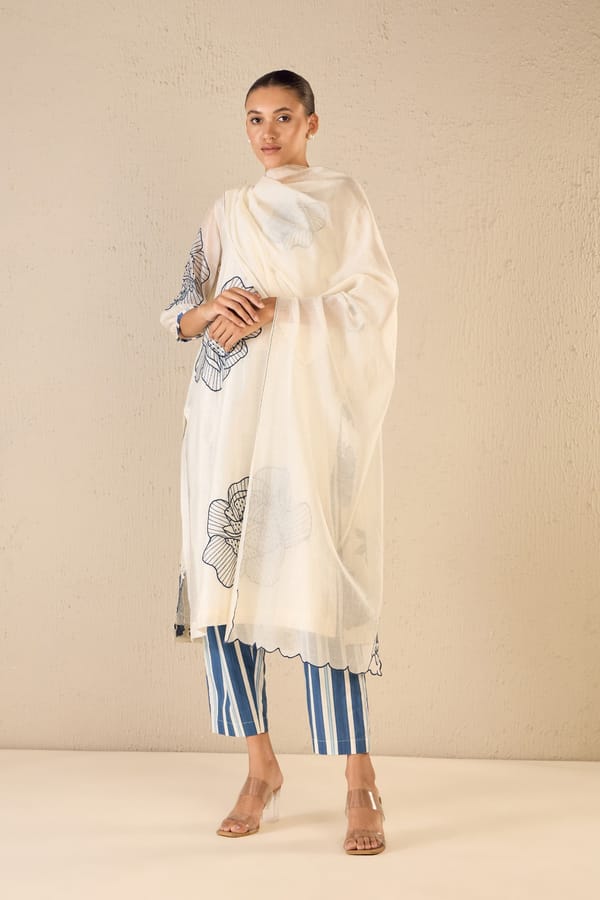 Rose Ballad: Ivory Dupatta With Red Rose Scallop — SHIVANI BHARGAVA