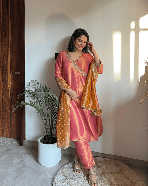 Rosy Zari Chevron Tissue Angrakha Kurta Set with Pants — Nero India