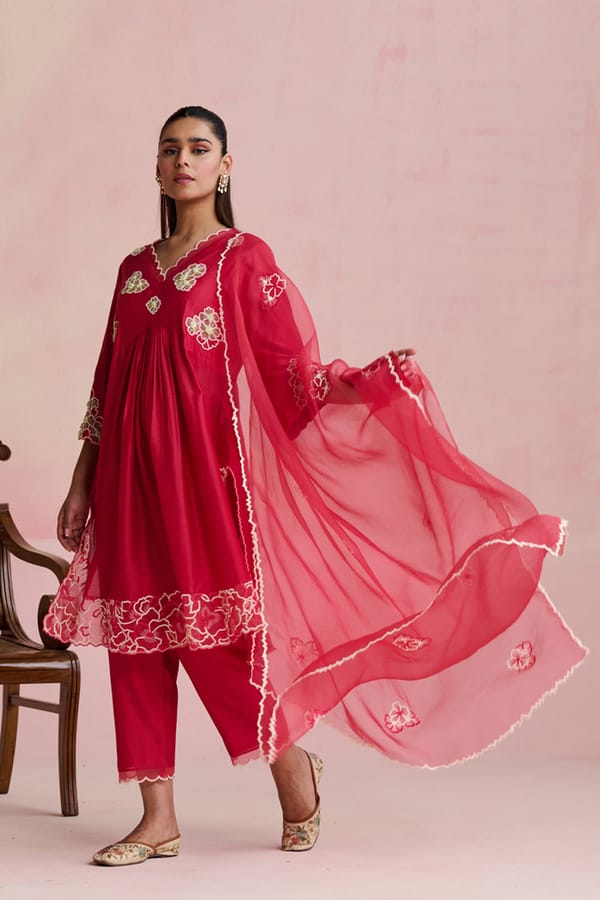 Red Chanderi Embroidered Kurta Set with Organza Dupatta — NIRVAIR CLOTHING