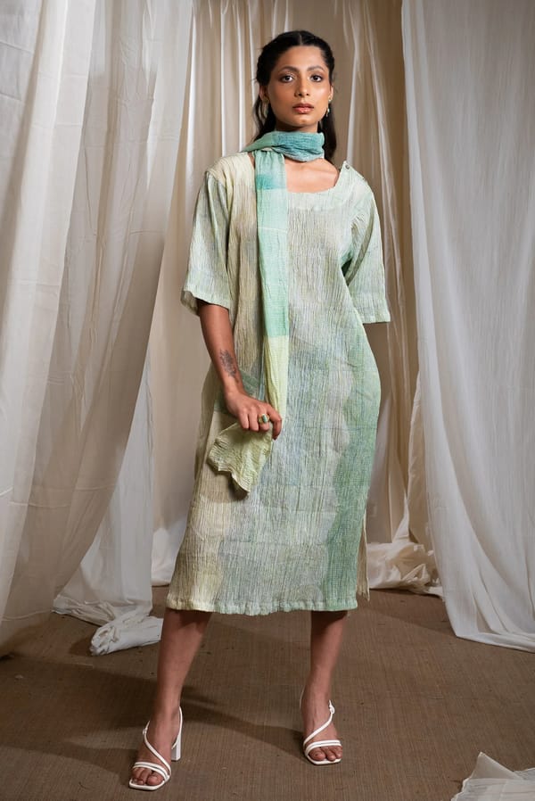 Crinkled Texture Dress With Stole — Banana Labs