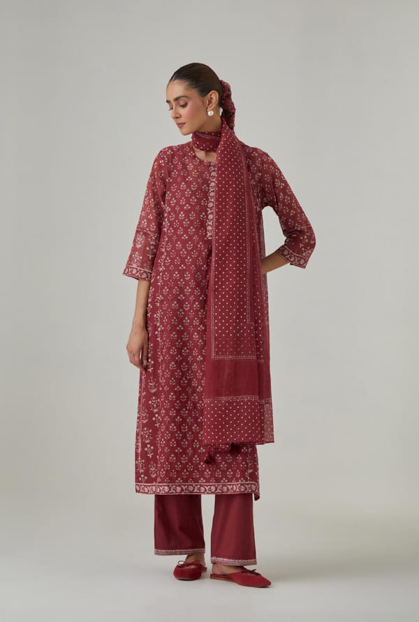 Straight Kurta With Small Flower Side Kalis — Upavita