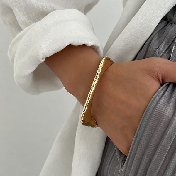 Novara Textured Cuff — Cariove