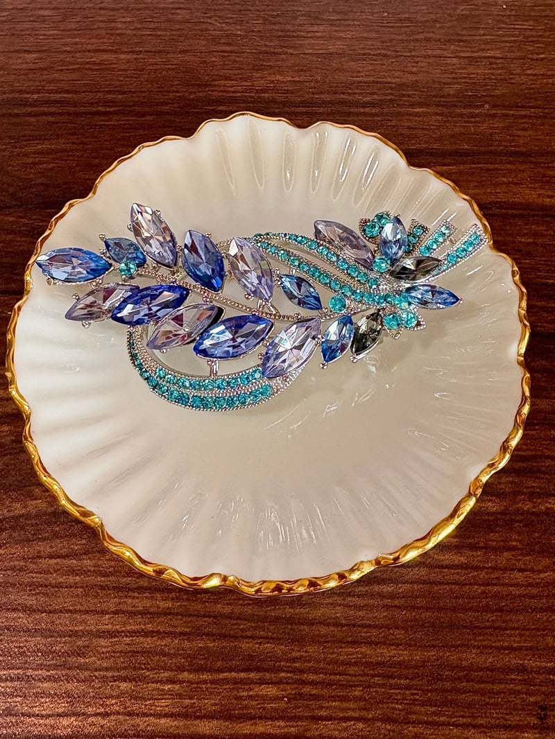 Leaf Studded Saree Brooch — Amossh