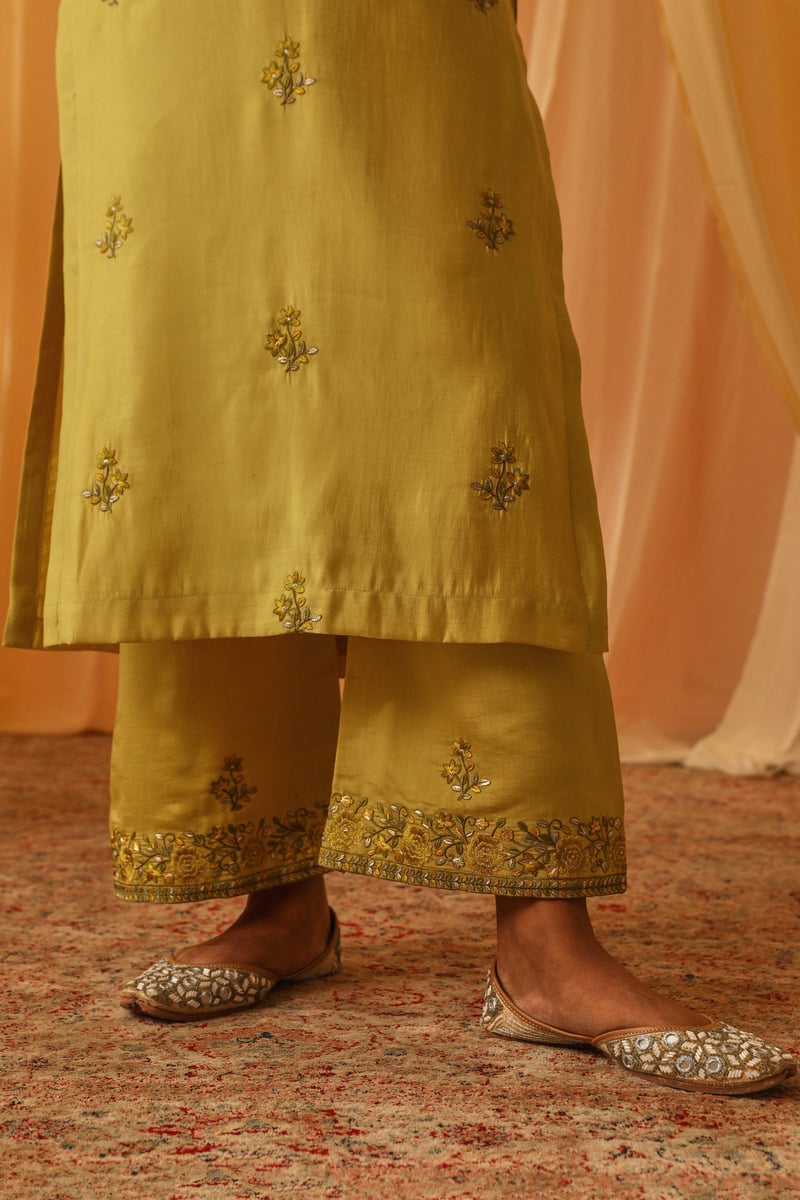 Yellow Chanderi Embroidered Kurta Set With Organza Dupatta