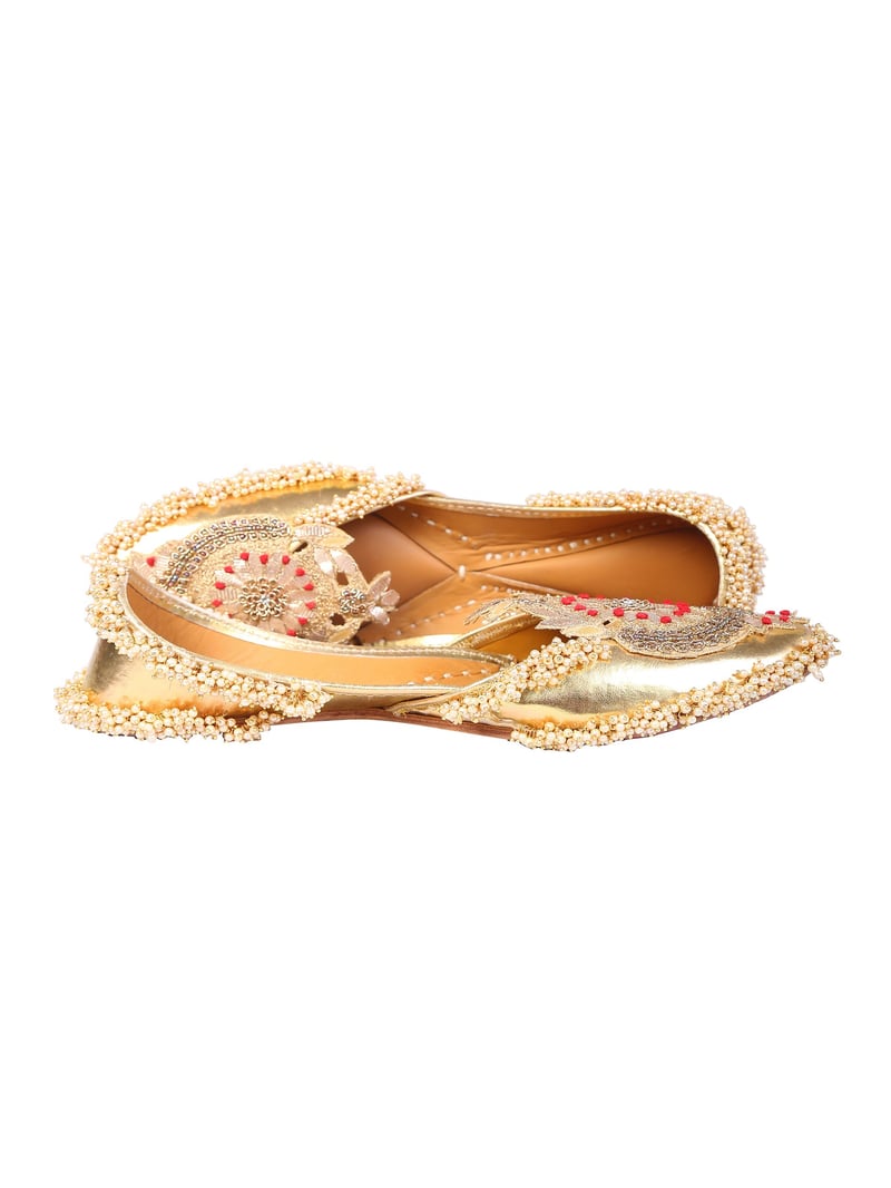 Golden Crown Jutti
