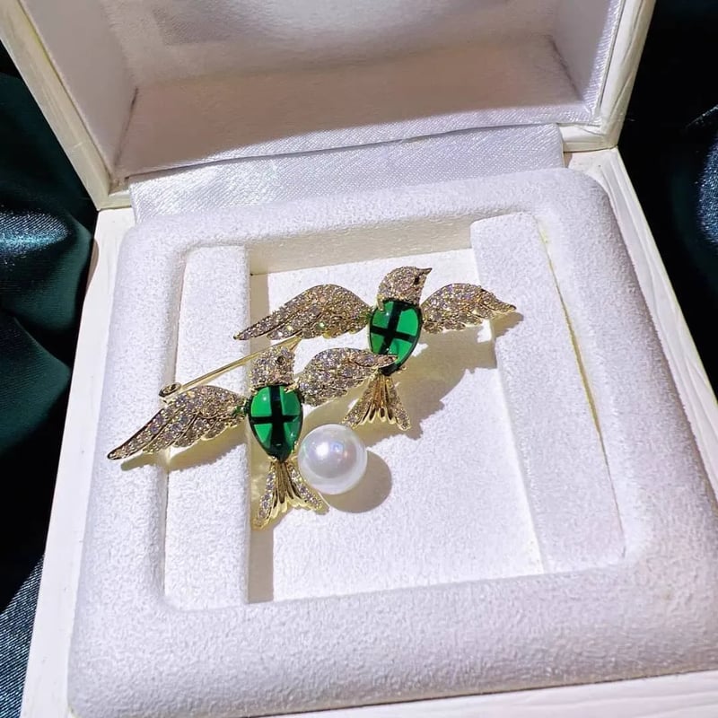 Twin Emerald Lovebird Brooch