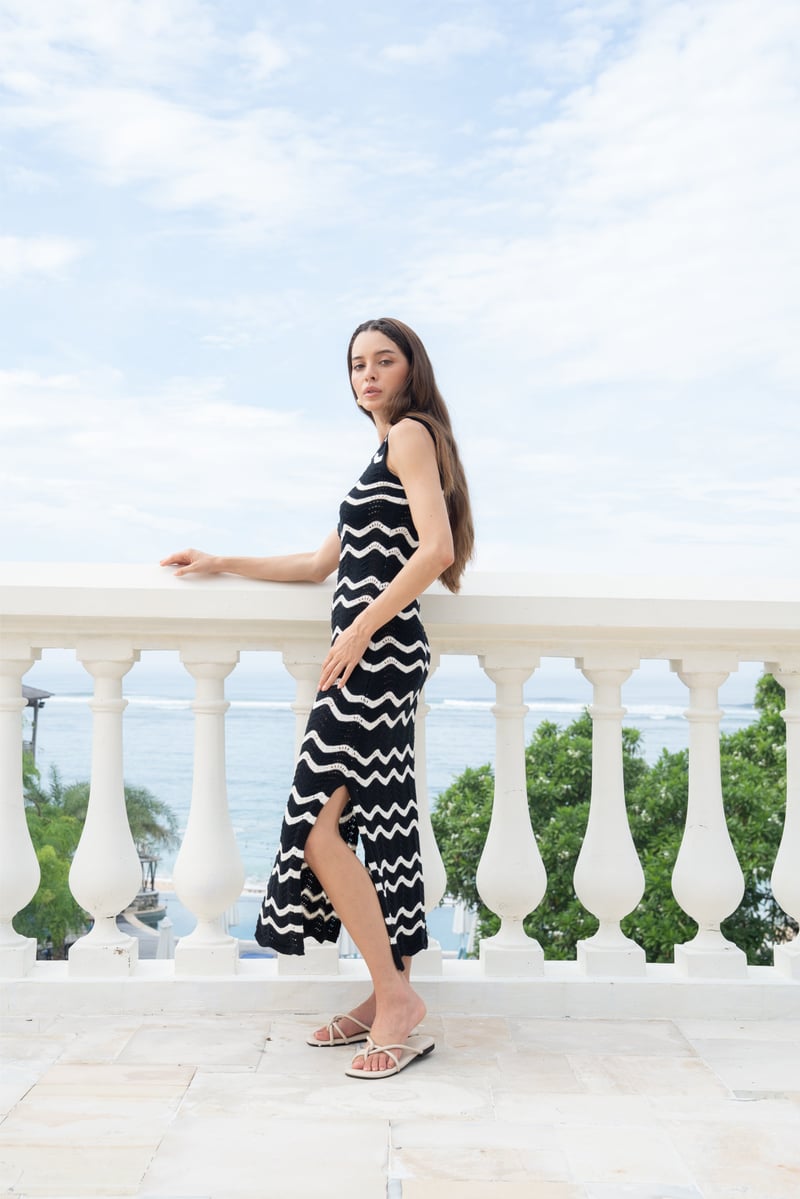 Black and White Wave Stripe Knit Midi Dress