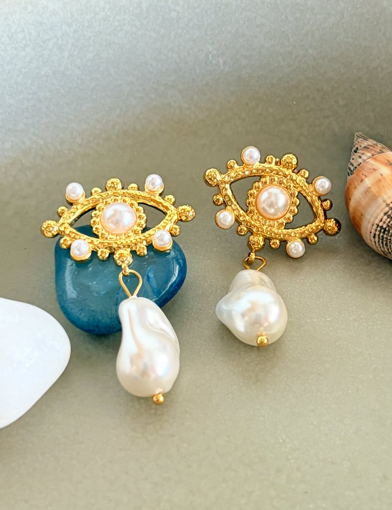 Eye Pearl Earrings