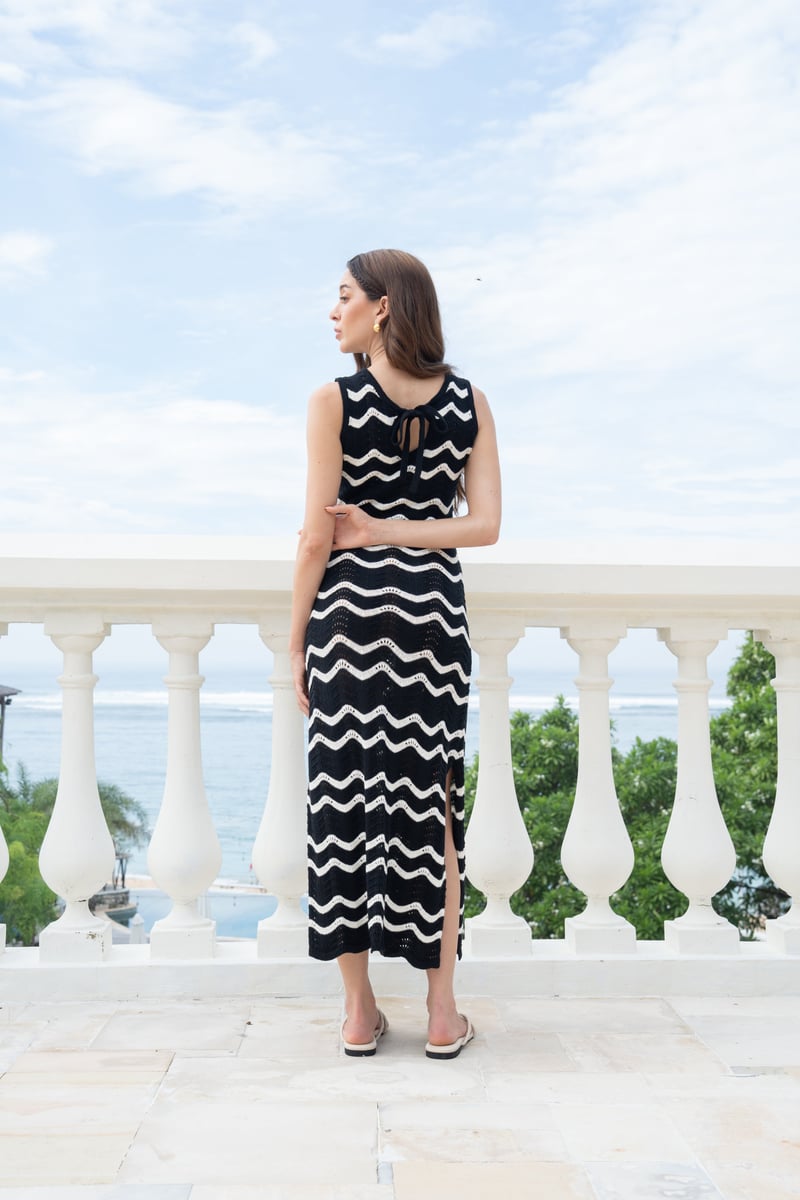 Black and White Wave Stripe Knit Midi Dress