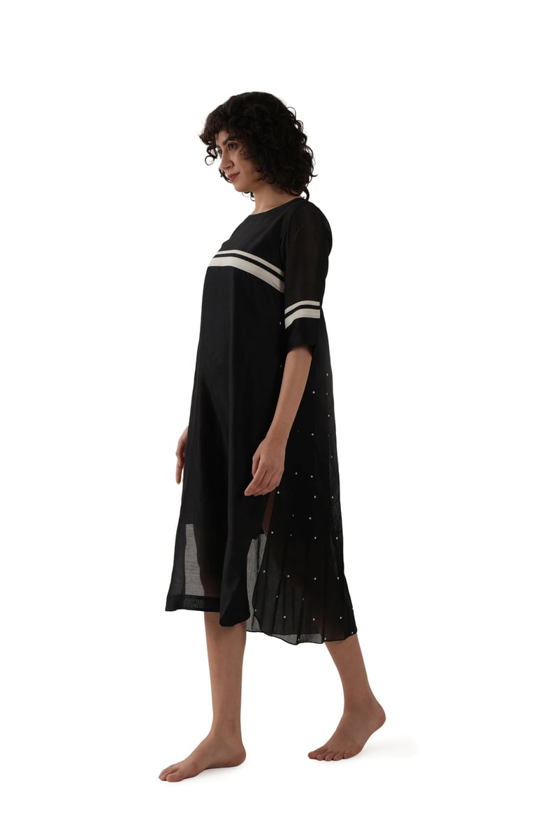 Black Round Neck Pleated Dress