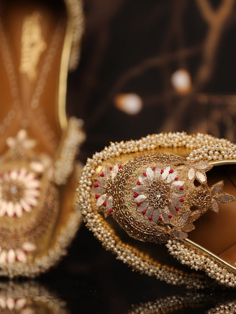 Golden Crown Jutti