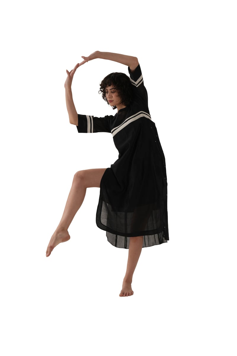 Black Round Neck Pleated Dress