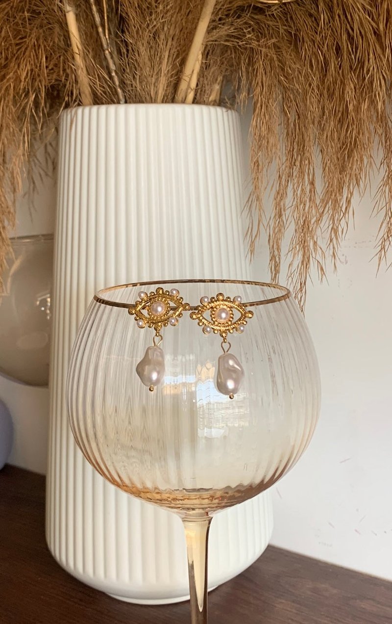 Eye Pearl Earrings
