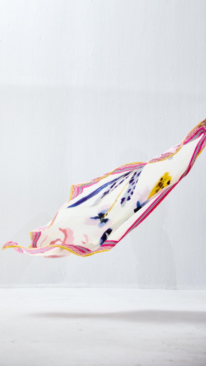 ARIZONA SCARF — TWINKLE HANSPAL