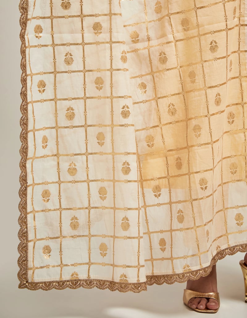 Zari Motifs Dupatta With Lace