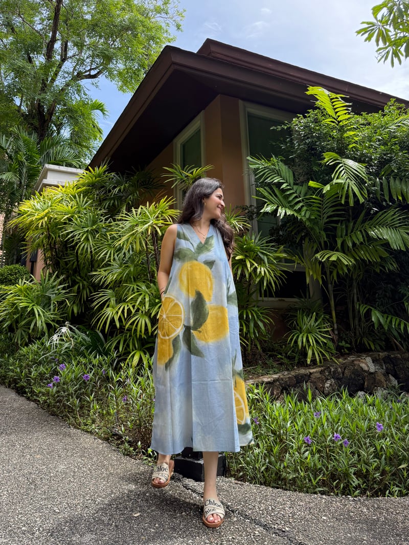 Blue Lemon Print Sleeveless V-Neck Midi Dress with Pockets