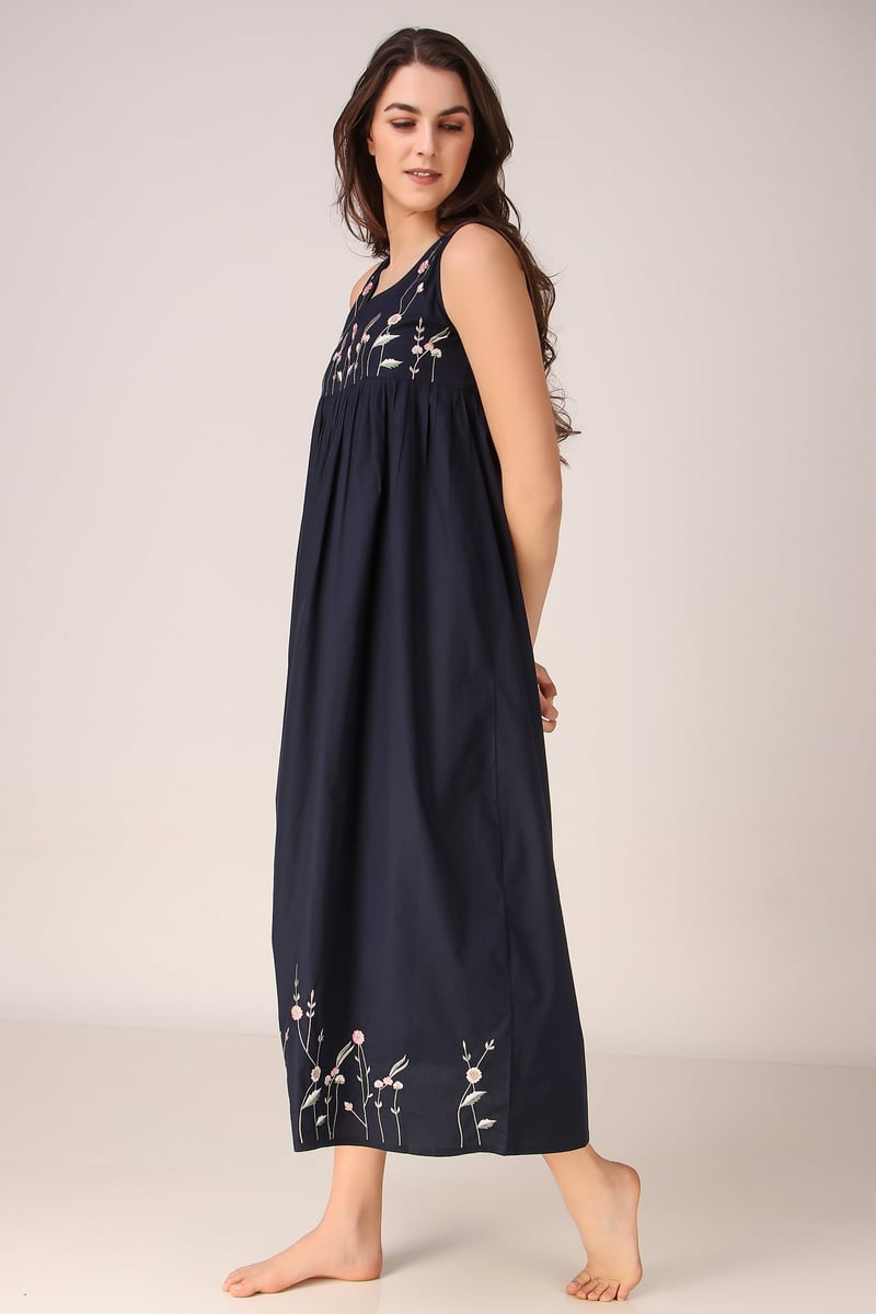 Ava, Dress