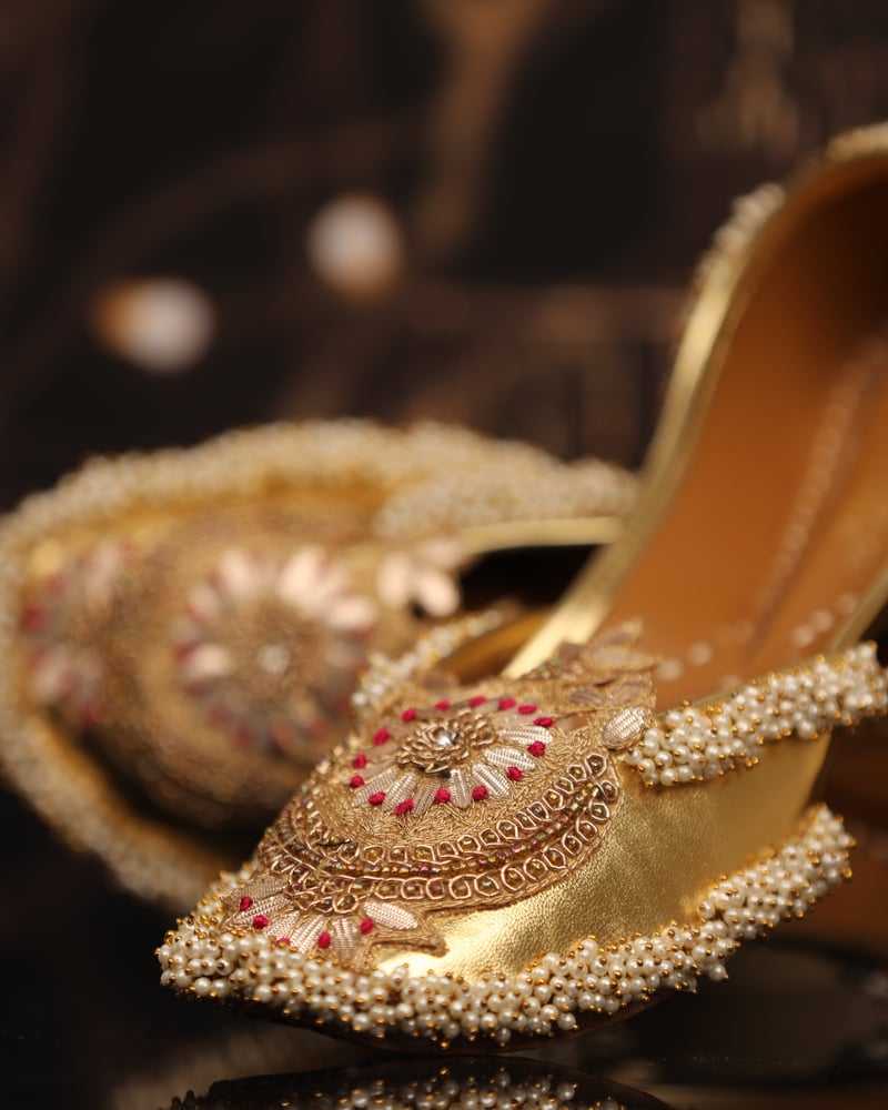 Golden Crown Jutti