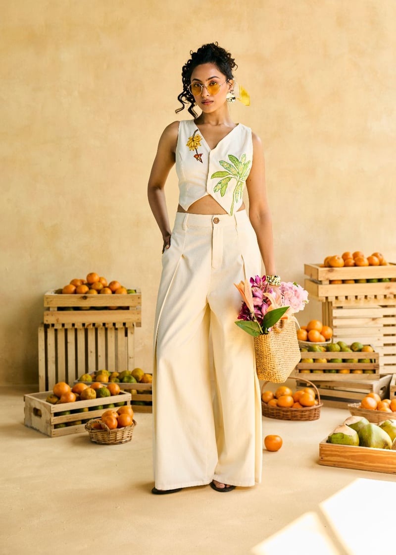 Safed Aangan Pleated Trousers