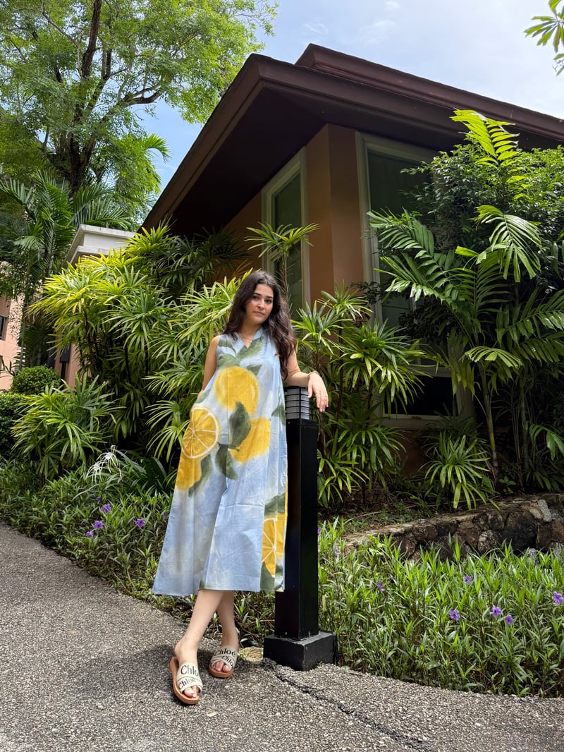 Blue Lemon Print Sleeveless V-Neck Midi Dress with Pockets