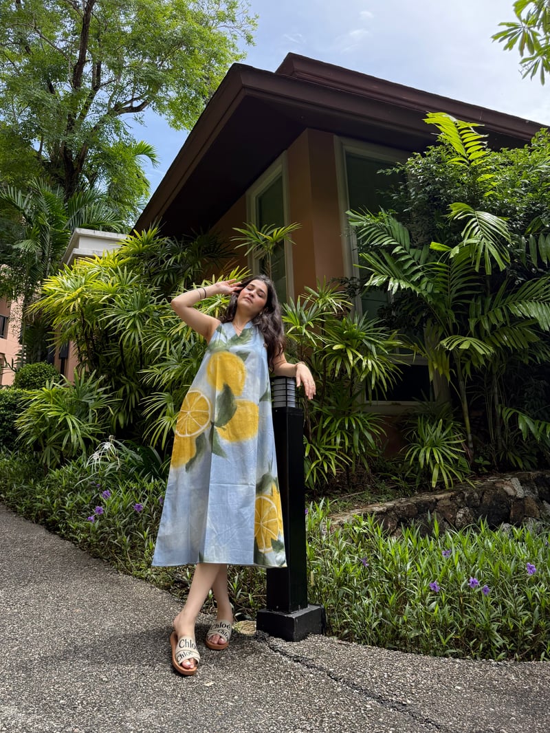 Blue Lemon Print Sleeveless V-Neck Midi Dress with Pockets
