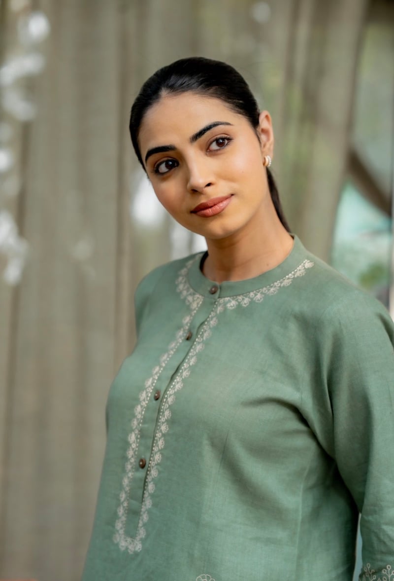 Green Linen Kurta and Pant Set with Embroidery